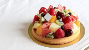 いろんな種類のフルーツをふんだんに載せたタルト