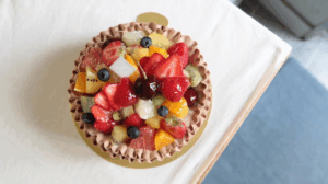 いろいろな種類のフルーツをたくさん載せたチョコ生クリームケーキ