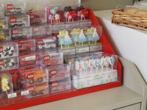 トミカや数字、ありがとうなど、いろんなキャンドル取り扱いあります